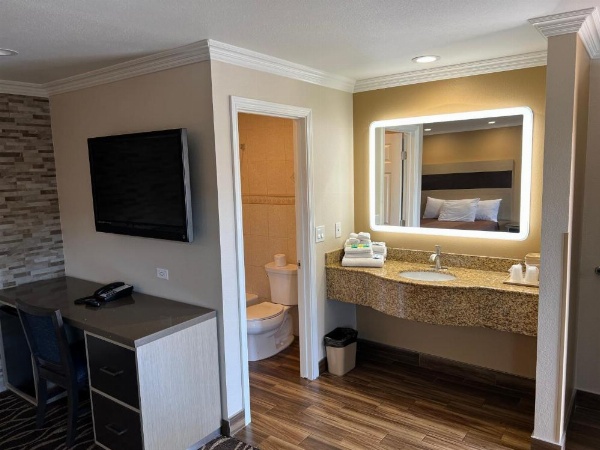 Walnut Inn & Suites West Covina image 17