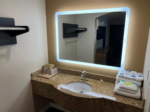 Walnut Inn & Suites West Covina image 22