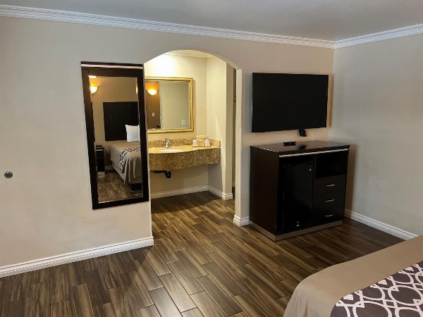 Walnut Inn & Suites West Covina image 6